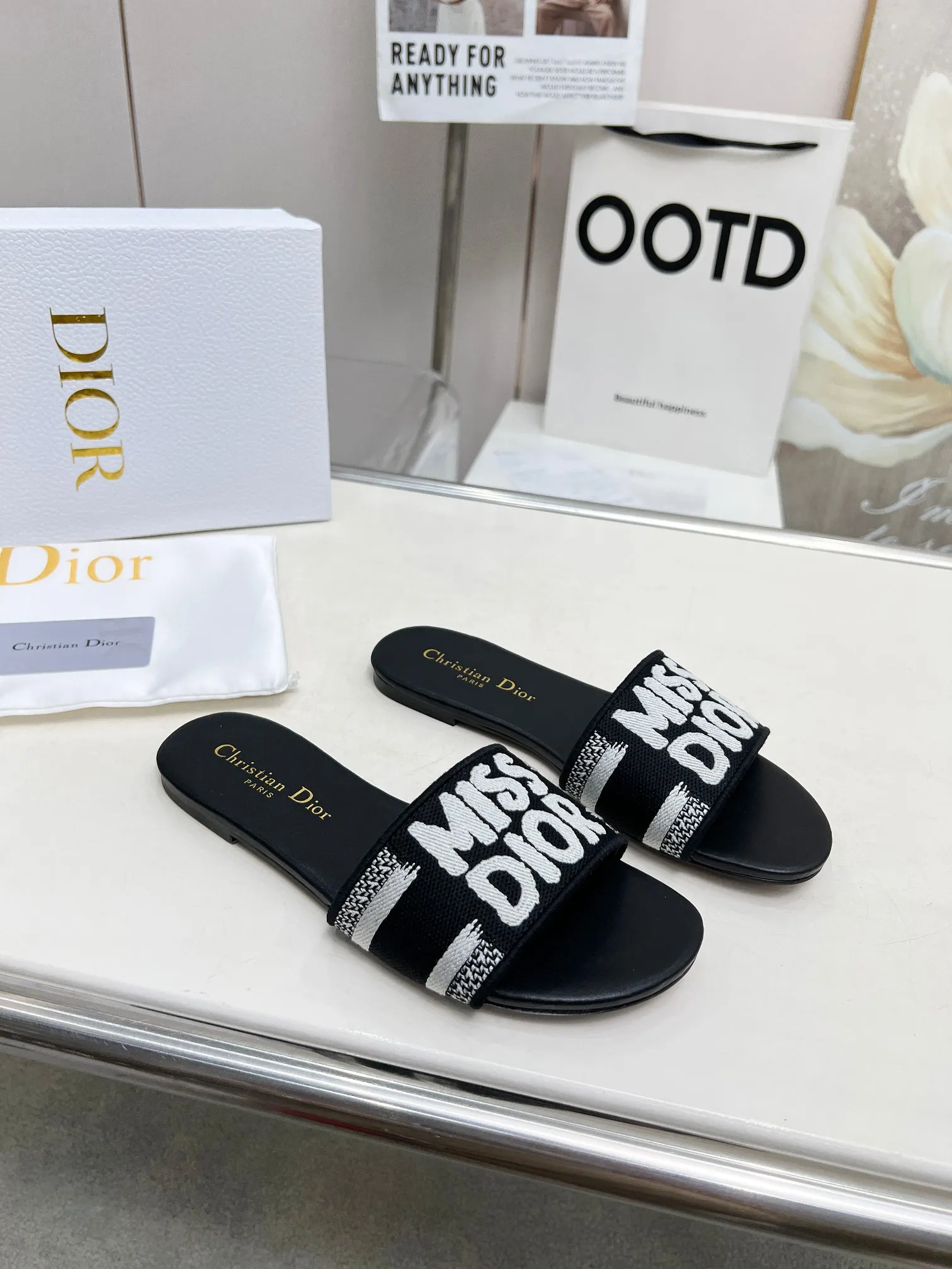 👟👟Ex-factory price 300👟👟 •Dior women's presbyopic embroidered leather-soled slippers Christian Dior has always been synonymous with magnificence and elegance, and has always been at the top of the fashion world👍 What is particularly worth mentioning is: the embroidered ✨ pattern on the sole, which reproduces one of the cherished symbols of Christian Dior✅More than a hundred colors to choose from ◽️️Upper: selected top-quality embroidered cotton ◽️Inner lining: imported sheepskin ◽Number 35-40 (41.42.43 customized)
